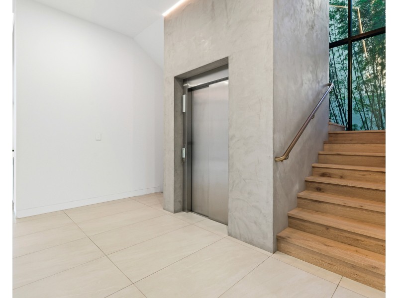 44 Knightsbridge Parade East, Sovereign Islands QLD 4216