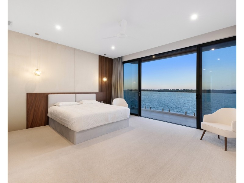 44 Knightsbridge Parade East, Sovereign Islands QLD 4216