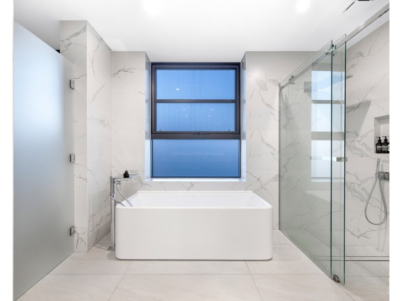 44 Knightsbridge Parade East, Sovereign Islands QLD 4216