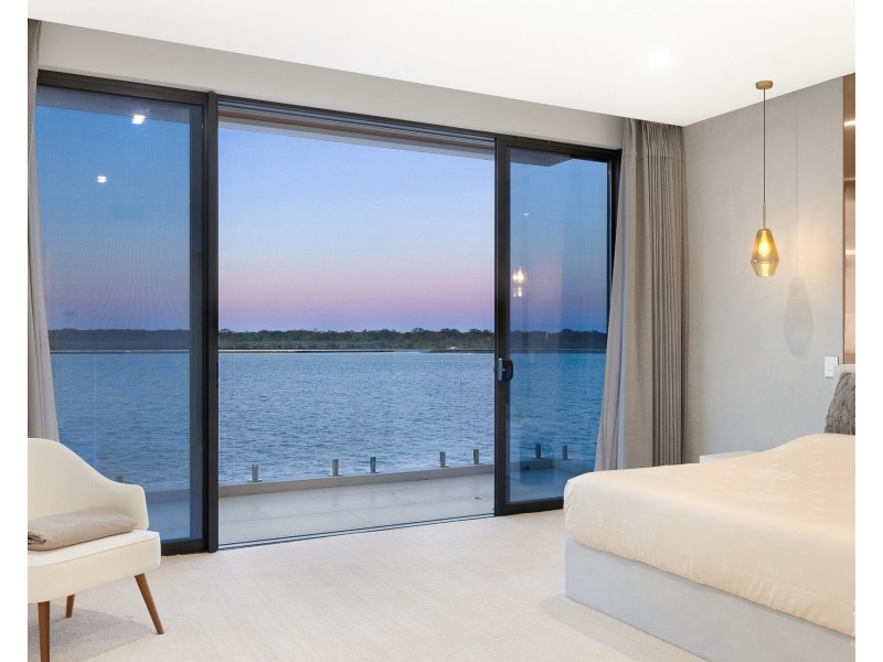 44 Knightsbridge Parade East, Sovereign Islands QLD 4216