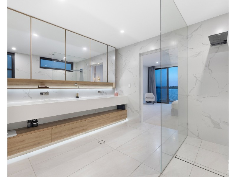 44 Knightsbridge Parade East, Sovereign Islands QLD 4216