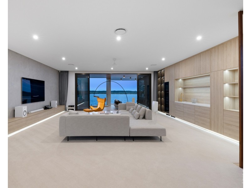 44 Knightsbridge Parade East, Sovereign Islands QLD 4216