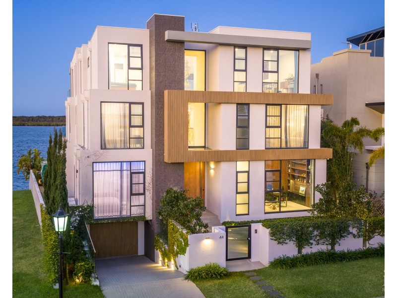 44 Knightsbridge Parade East, Sovereign Islands QLD 4216