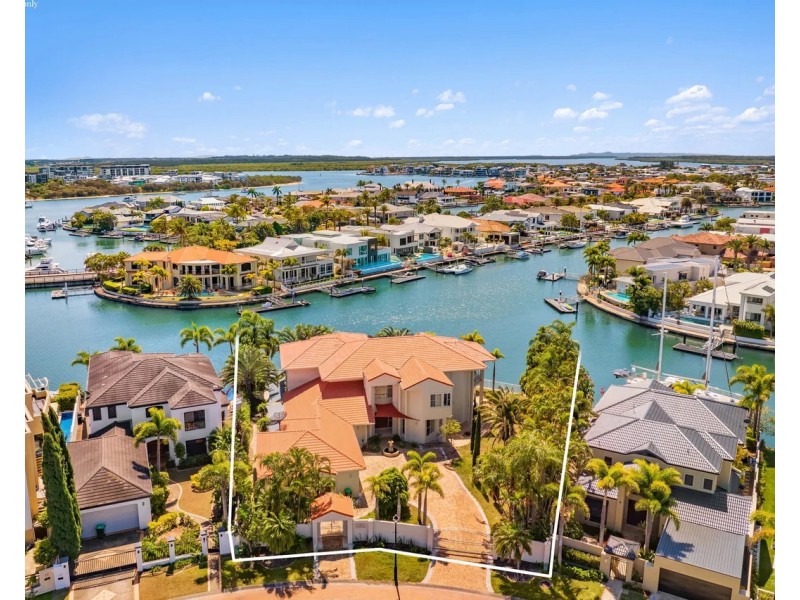 11-13 Queen Guineveres Place, Sovereign Islands QLD 4216