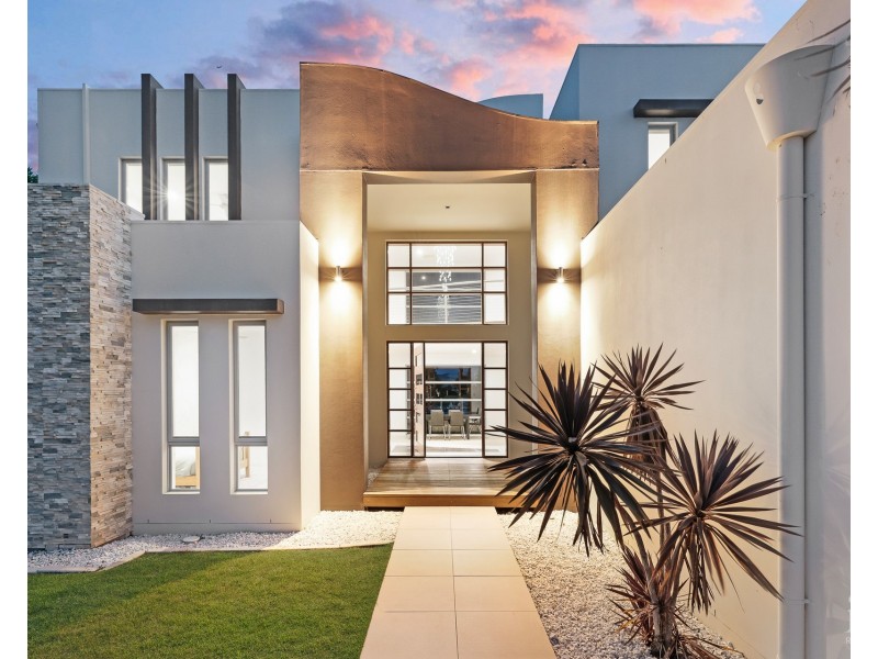 3 Royal Albert Crescent, Sovereign Islands QLD 4216