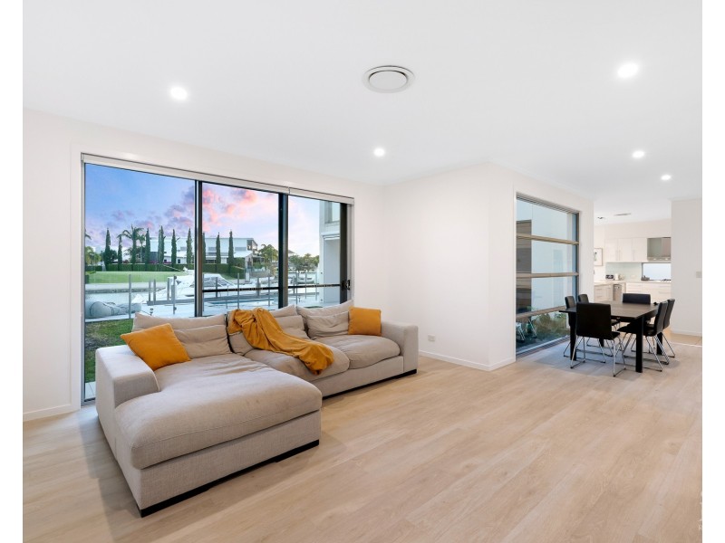 3 Royal Albert Crescent, Sovereign Islands QLD 4216