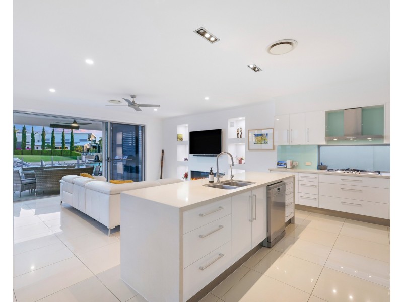 3 Royal Albert Crescent, Sovereign Islands QLD 4216