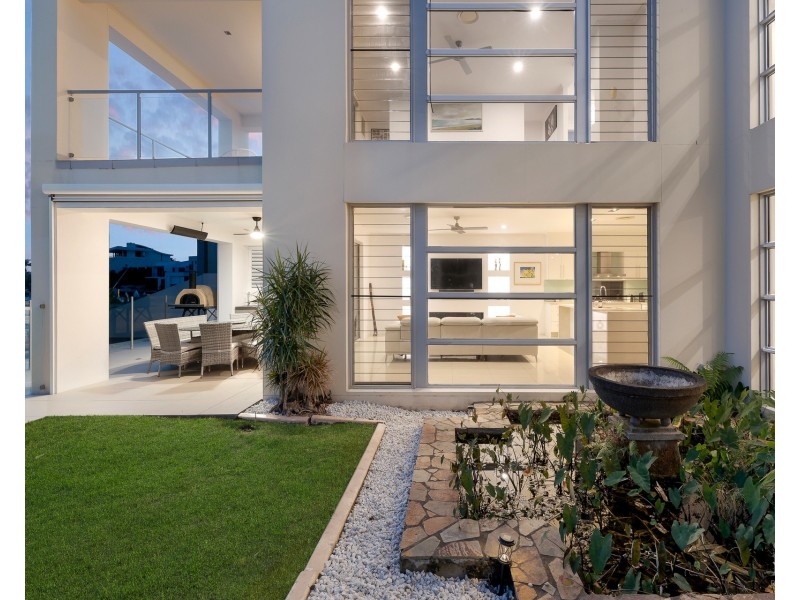 3 Royal Albert Crescent, Sovereign Islands QLD 4216