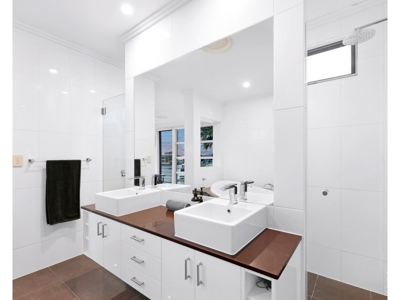 3 Royal Albert Crescent, Sovereign Islands QLD 4216