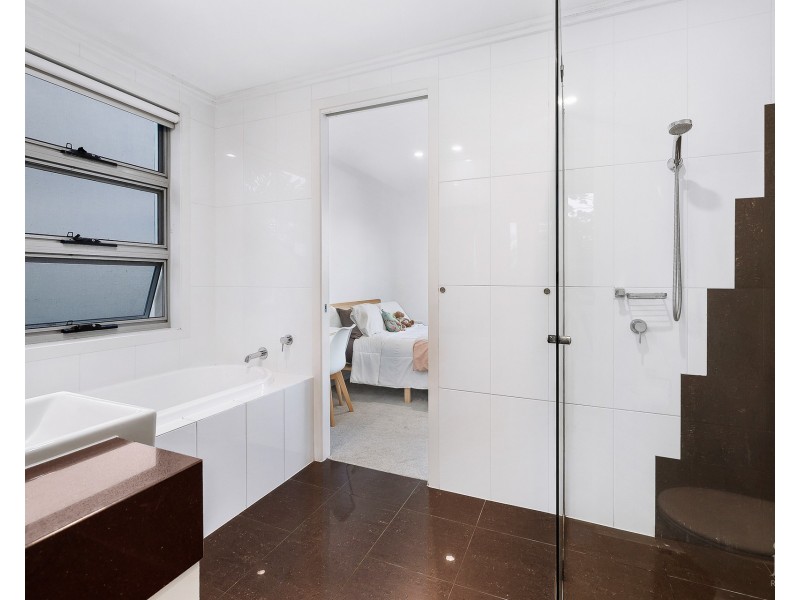3 Royal Albert Crescent, Sovereign Islands QLD 4216