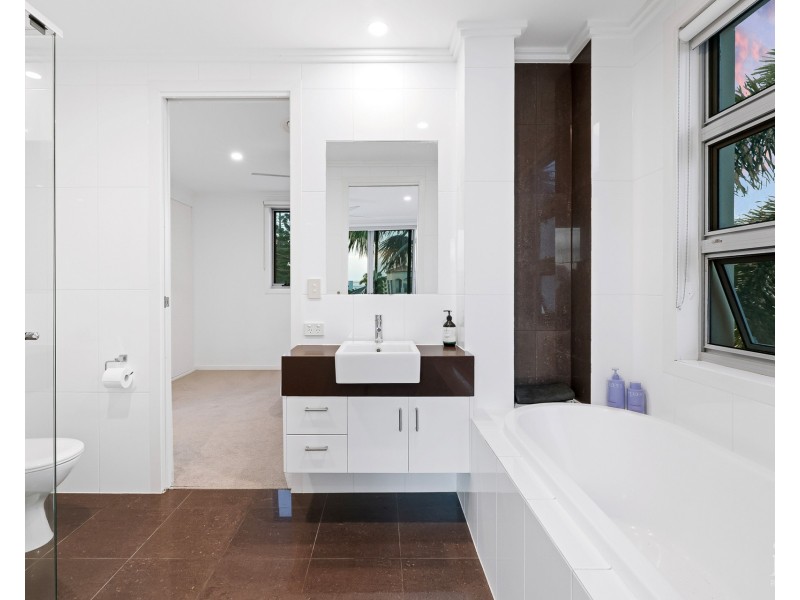 3 Royal Albert Crescent, Sovereign Islands QLD 4216