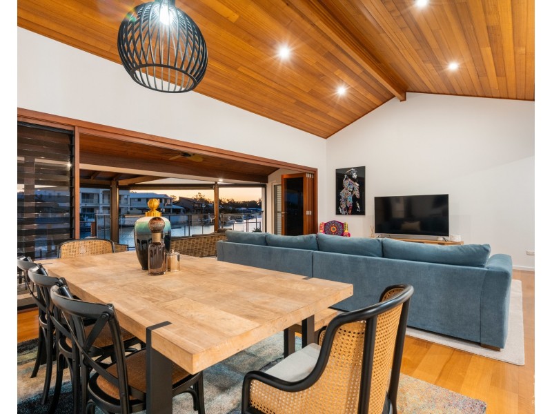 27 Kikori Crescent, Runaway Bay QLD 4216