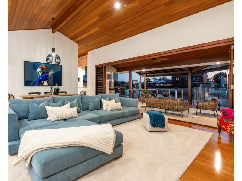 27 Kikori Crescent, Runaway Bay QLD 4216