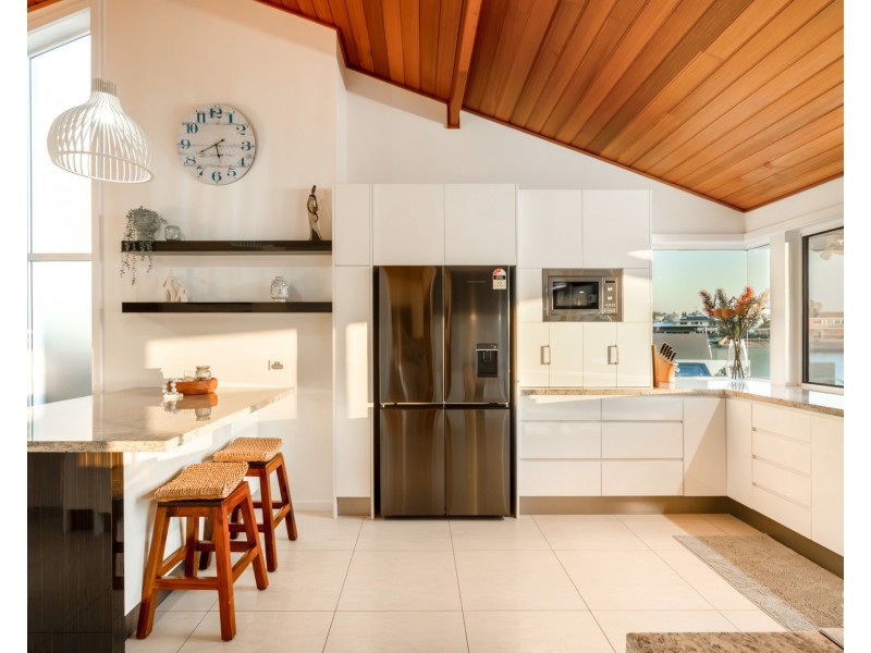 27 Kikori Crescent, Runaway Bay QLD 4216