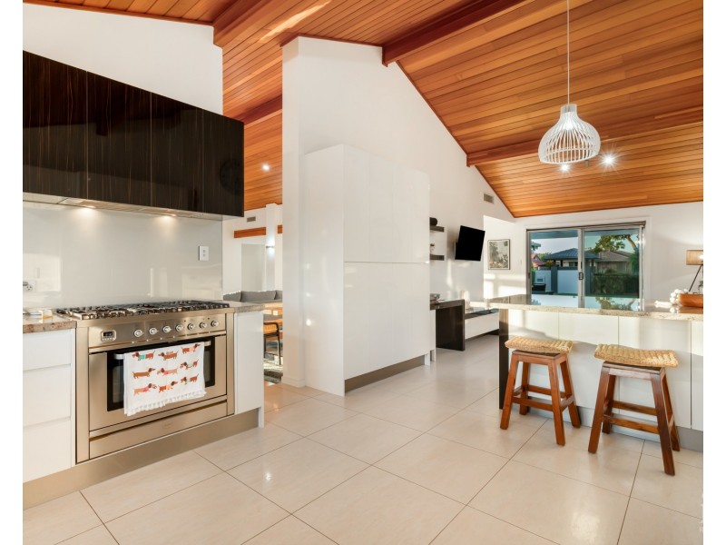 27 Kikori Crescent, Runaway Bay QLD 4216