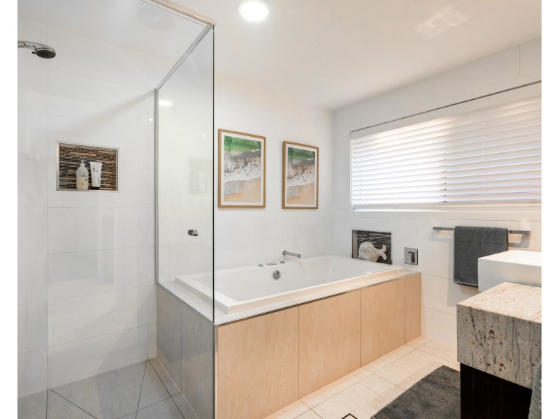 27 Kikori Crescent, Runaway Bay QLD 4216