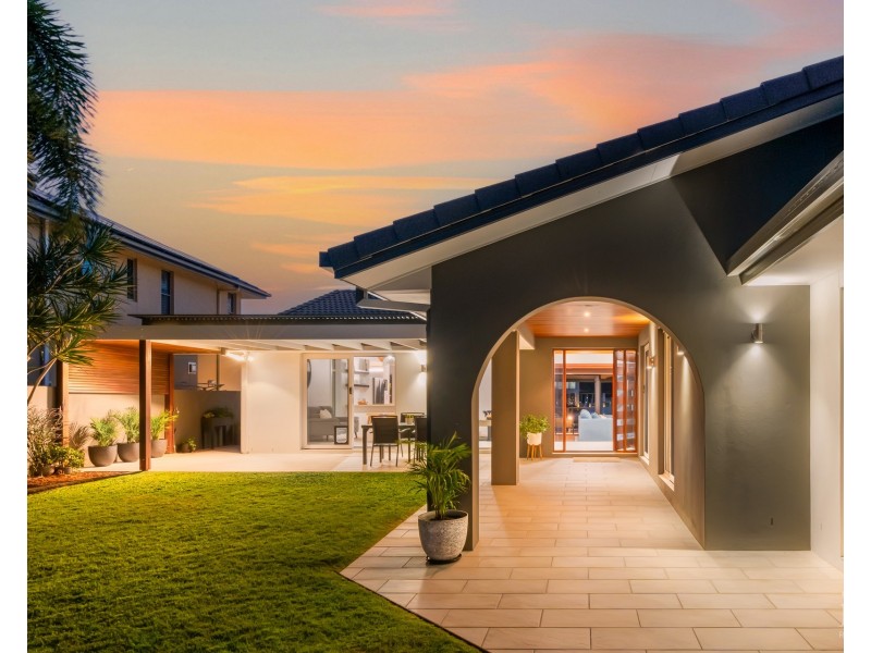 27 Kikori Crescent, Runaway Bay QLD 4216