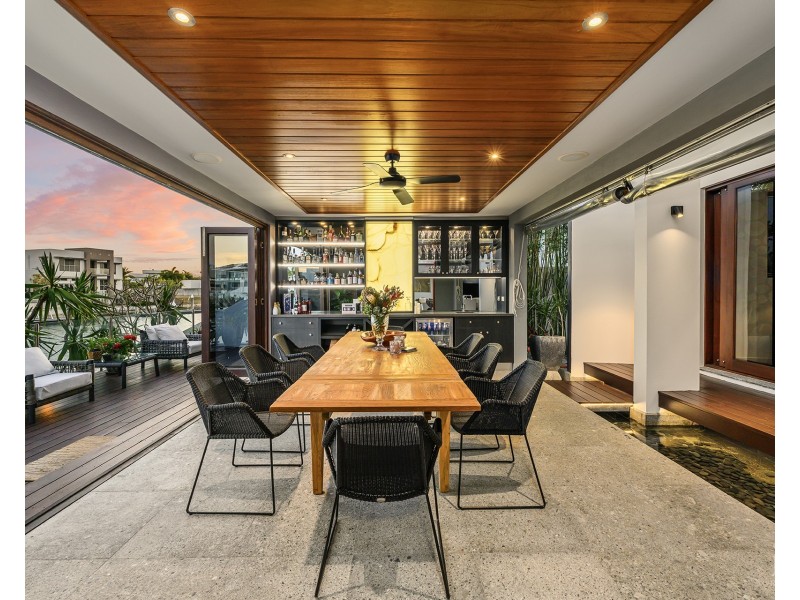 23 Knightsbridge Parade East, Sovereign Islands QLD 4216