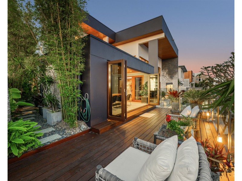 23 Knightsbridge Parade East, Sovereign Islands QLD 4216