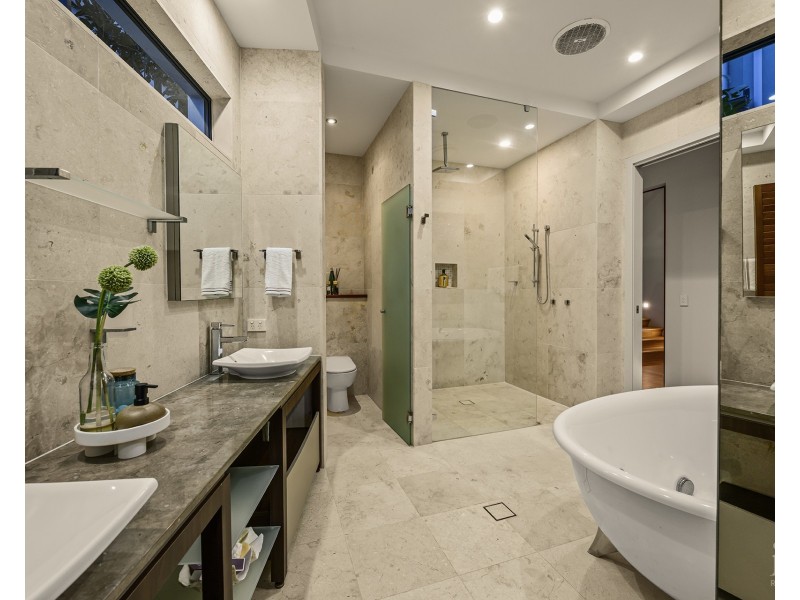 23 Knightsbridge Parade East, Sovereign Islands QLD 4216