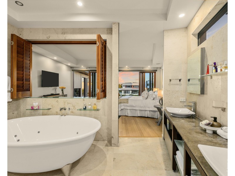 23 Knightsbridge Parade East, Sovereign Islands QLD 4216