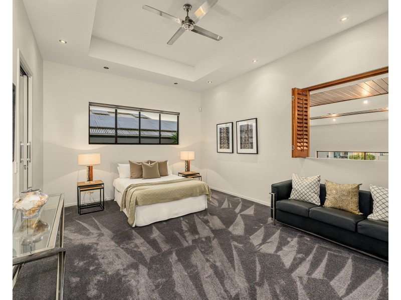 23 Knightsbridge Parade East, Sovereign Islands QLD 4216