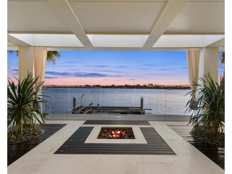38 Brittanic Crescent, Sovereign Islands QLD 4216