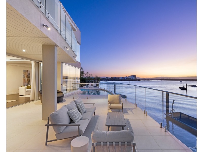 31 Hampton Court, Sovereign Islands QLD 4216