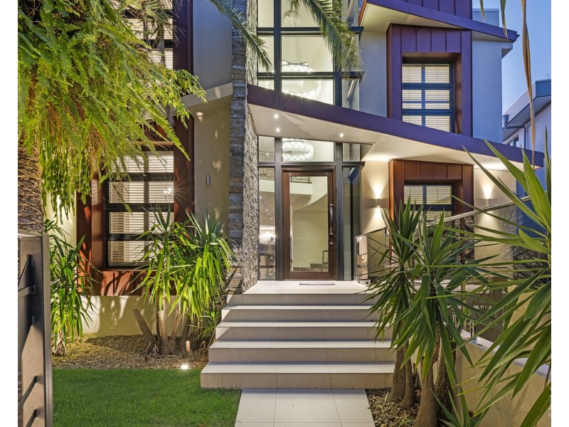 31 Hampton Court, Sovereign Islands QLD 4216