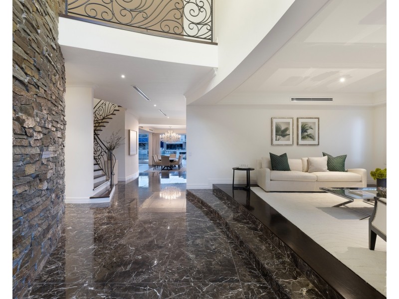 31 Hampton Court, Sovereign Islands QLD 4216