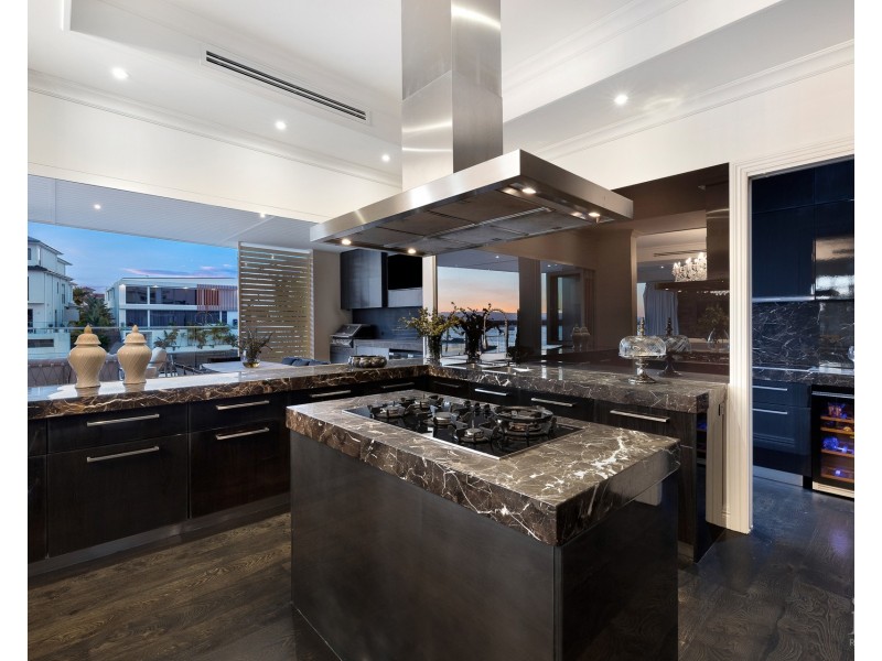 31 Hampton Court, Sovereign Islands QLD 4216
