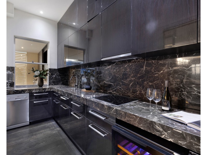 31 Hampton Court, Sovereign Islands QLD 4216