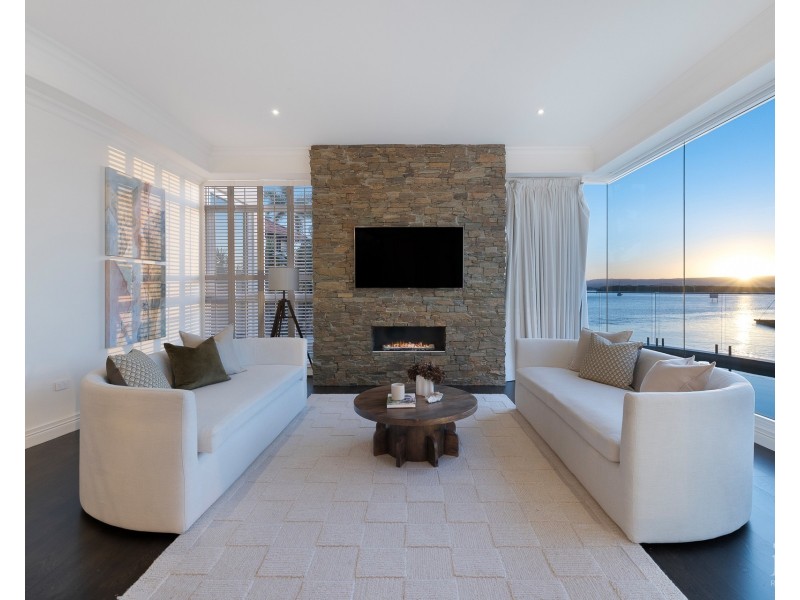 31 Hampton Court, Sovereign Islands QLD 4216
