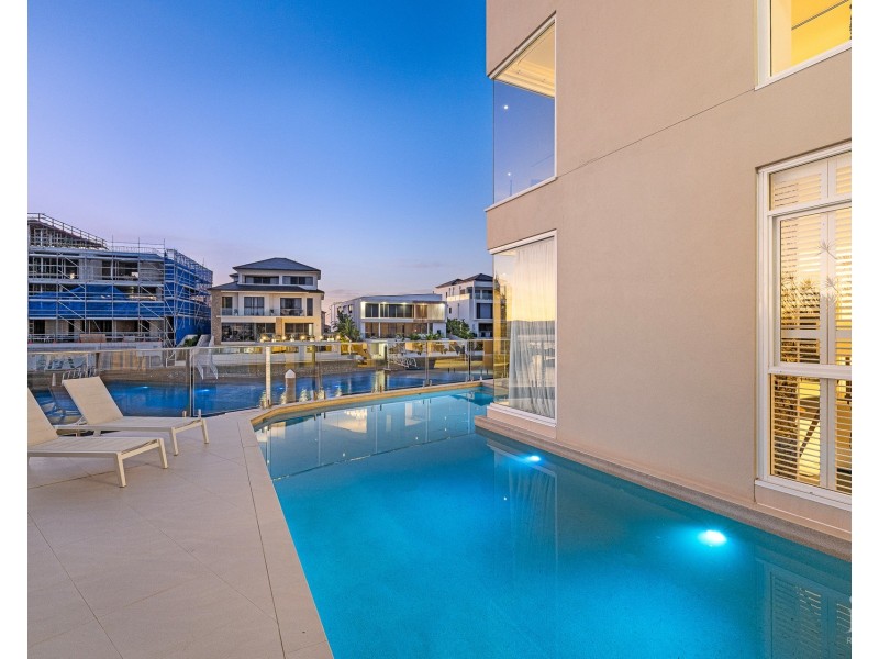 31 Hampton Court, Sovereign Islands QLD 4216