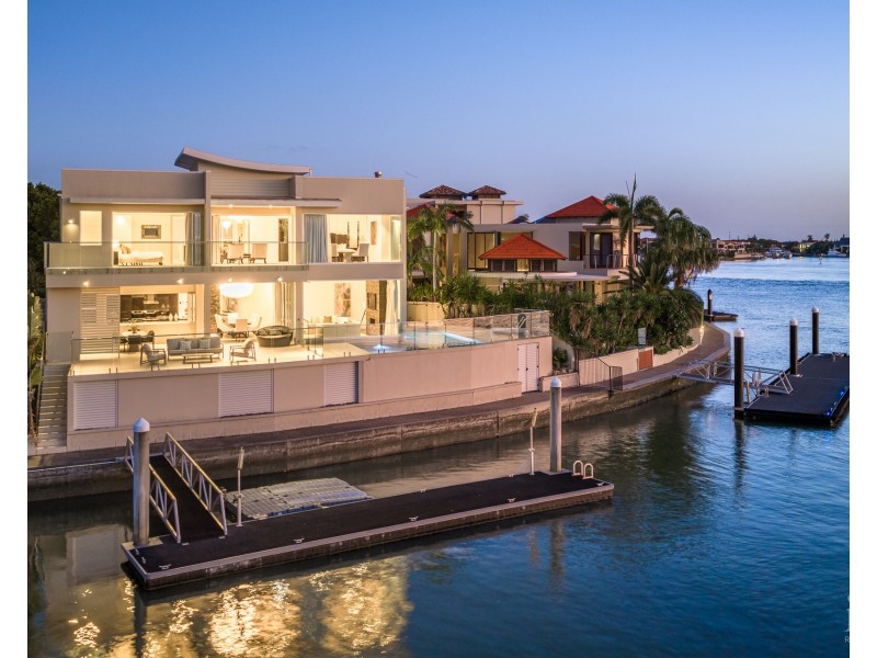 31 Hampton Court, Sovereign Islands QLD 4216