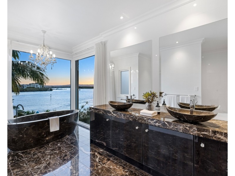 31 Hampton Court, Sovereign Islands QLD 4216