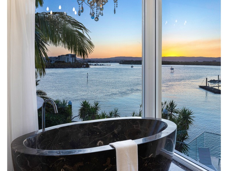 31 Hampton Court, Sovereign Islands QLD 4216