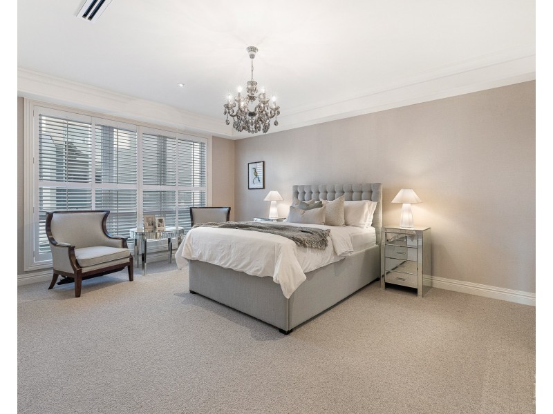 31 Hampton Court, Sovereign Islands QLD 4216