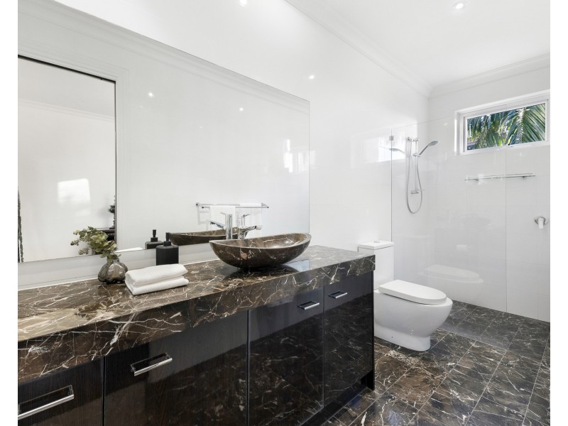 31 Hampton Court, Sovereign Islands QLD 4216