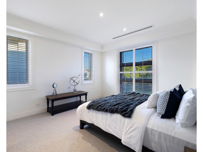 31 Hampton Court, Sovereign Islands QLD 4216