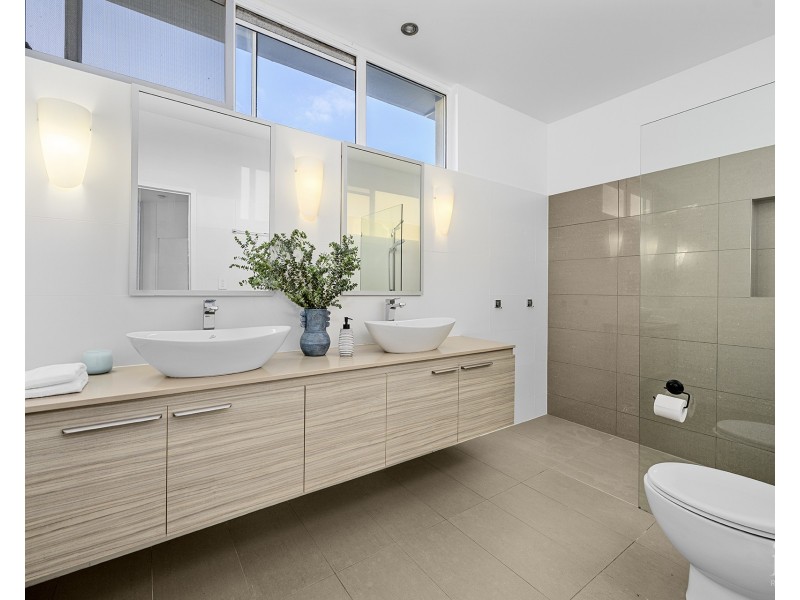 2/88 The Esplanade, Paradise Point QLD 4216