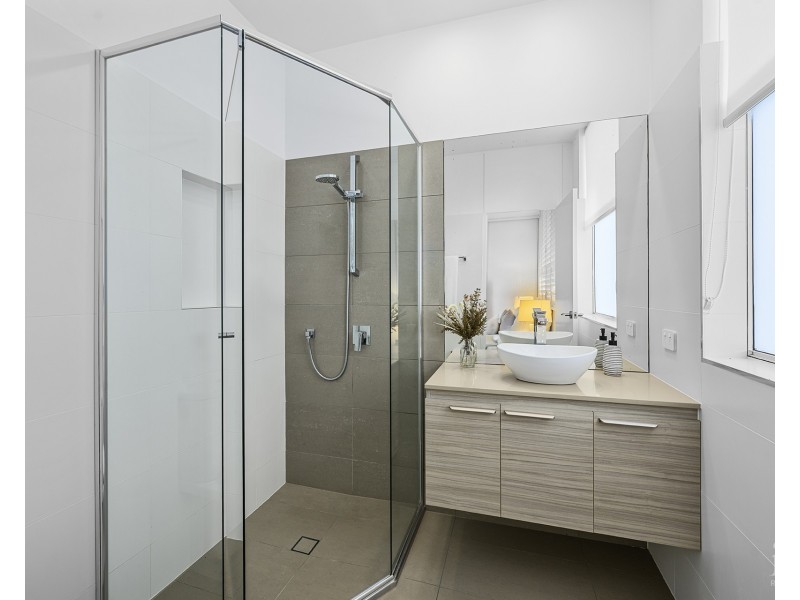 2/88 The Esplanade, Paradise Point QLD 4216