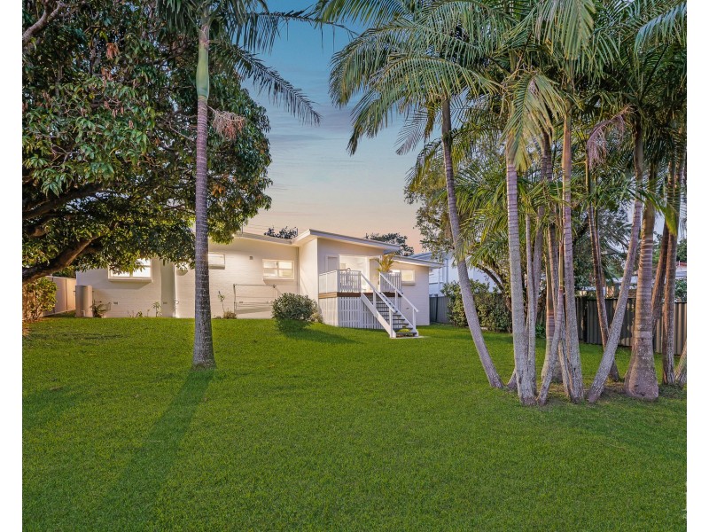 12 Second Avenue, Labrador QLD 4215