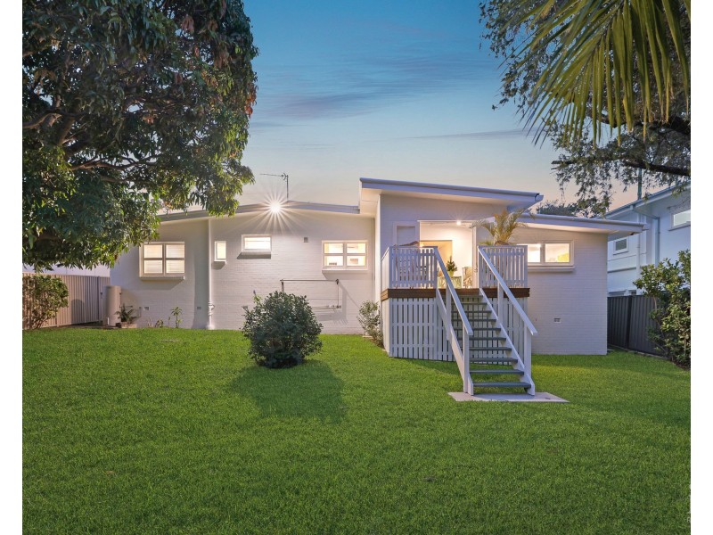 12 Second Avenue, Labrador QLD 4215