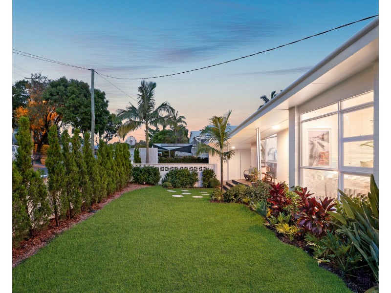 12 Second Avenue, Labrador QLD 4215