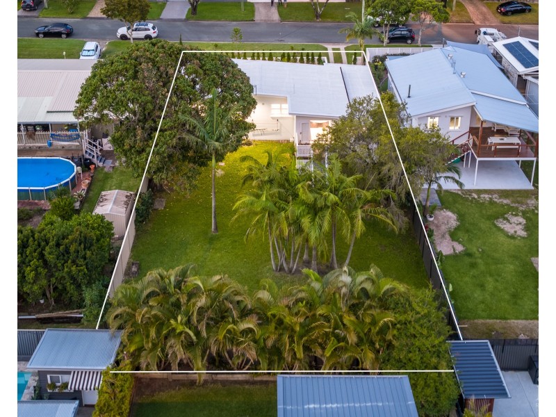 12 Second Avenue, Labrador QLD 4215