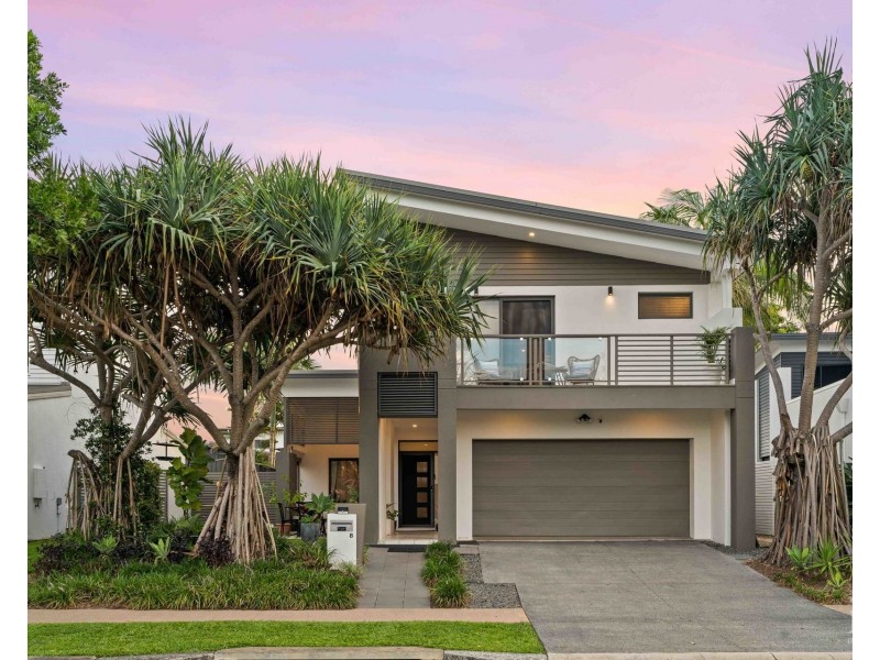 8 Cova Boulevard, Hope Island QLD 4212