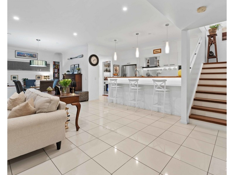 8 Cova Boulevard, Hope Island QLD 4212