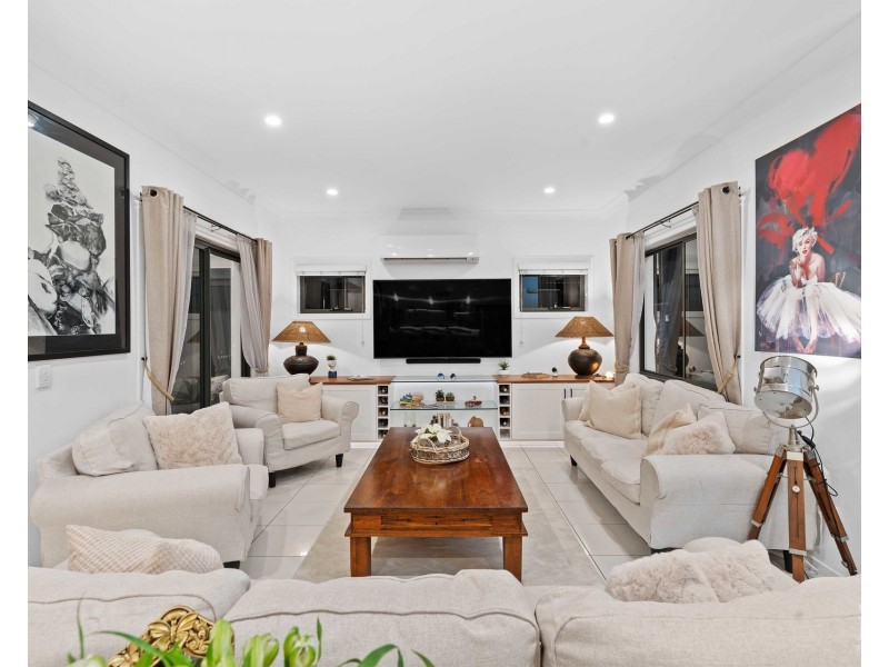 8 Cova Boulevard, Hope Island QLD 4212