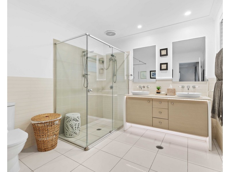8 Cova Boulevard, Hope Island QLD 4212